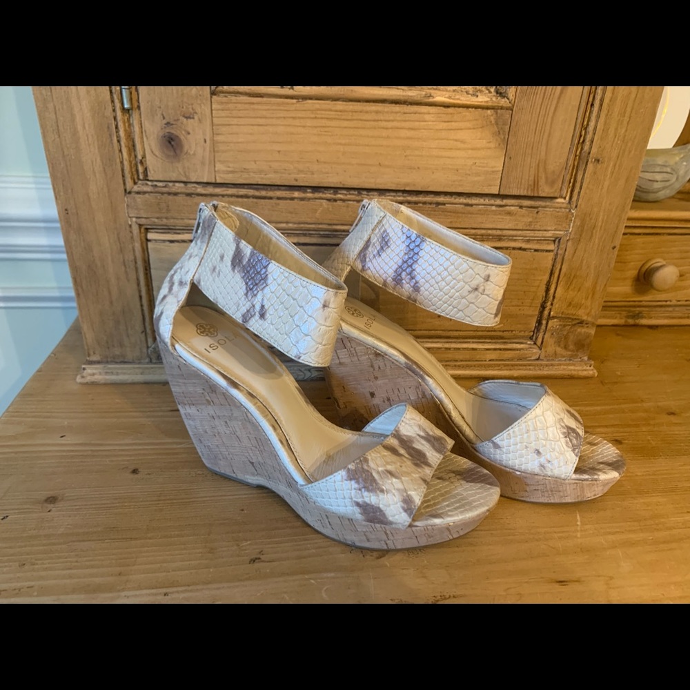 Isola wedge with snakeskin print